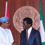President Muhammadu Buhari (l), SEC Chairman Olufemi lijadu (r)