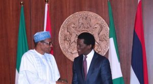 President Muhammadu Buhari (l), SEC Chairman Olufemi lijadu (r)