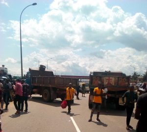 Tipper sand dealers block Onitsha-Enugu express in protest, road users stuck