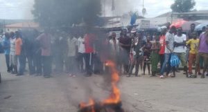 Angry-Mob-burn-kidnappers