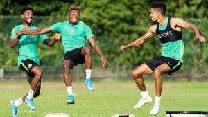 CHUKWUEZE-TRAIN-WITH-SUPER-EAGLES-TEAMATES