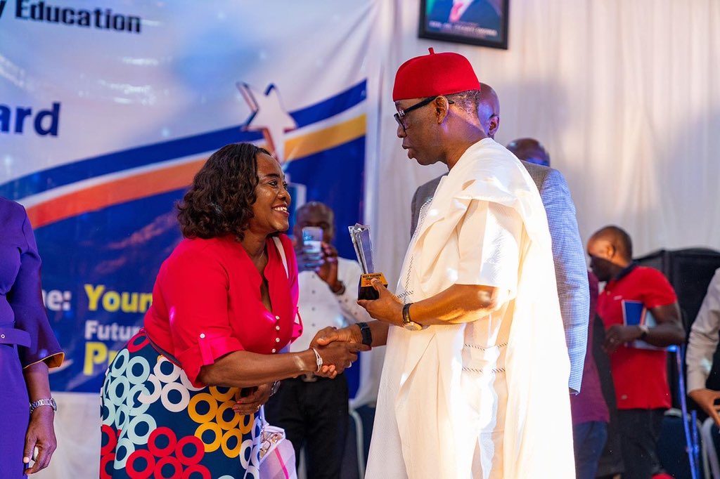 Mrs Doris Toyin Esiedafe shaking hands with Delta State Governor Ifeanyi Okowa