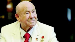 Ist man to ever walk in space dies