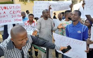 Anti-Revolution-Now-protesters-calling-for-the-prosecution-of-Omoyele-Sowore-e1575630254439