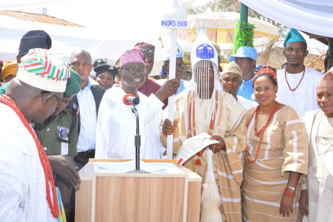 Ekiti State Deputy Governor Otunba Bisi Egbeyemi presenting the staff of office and instrument of appointment to the new Oluloro of Iloro Ekiti, Oba James Oluwafemi Olugbesoye, on behalf of Governor Kayode Fayemi at the coronation ceremony in Iloro Ekiti, Ijero Local Government. Watching are the monarch’s wife, Olori Lucia and others.