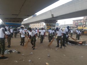 Army cleans up gutters in Ojuelegba