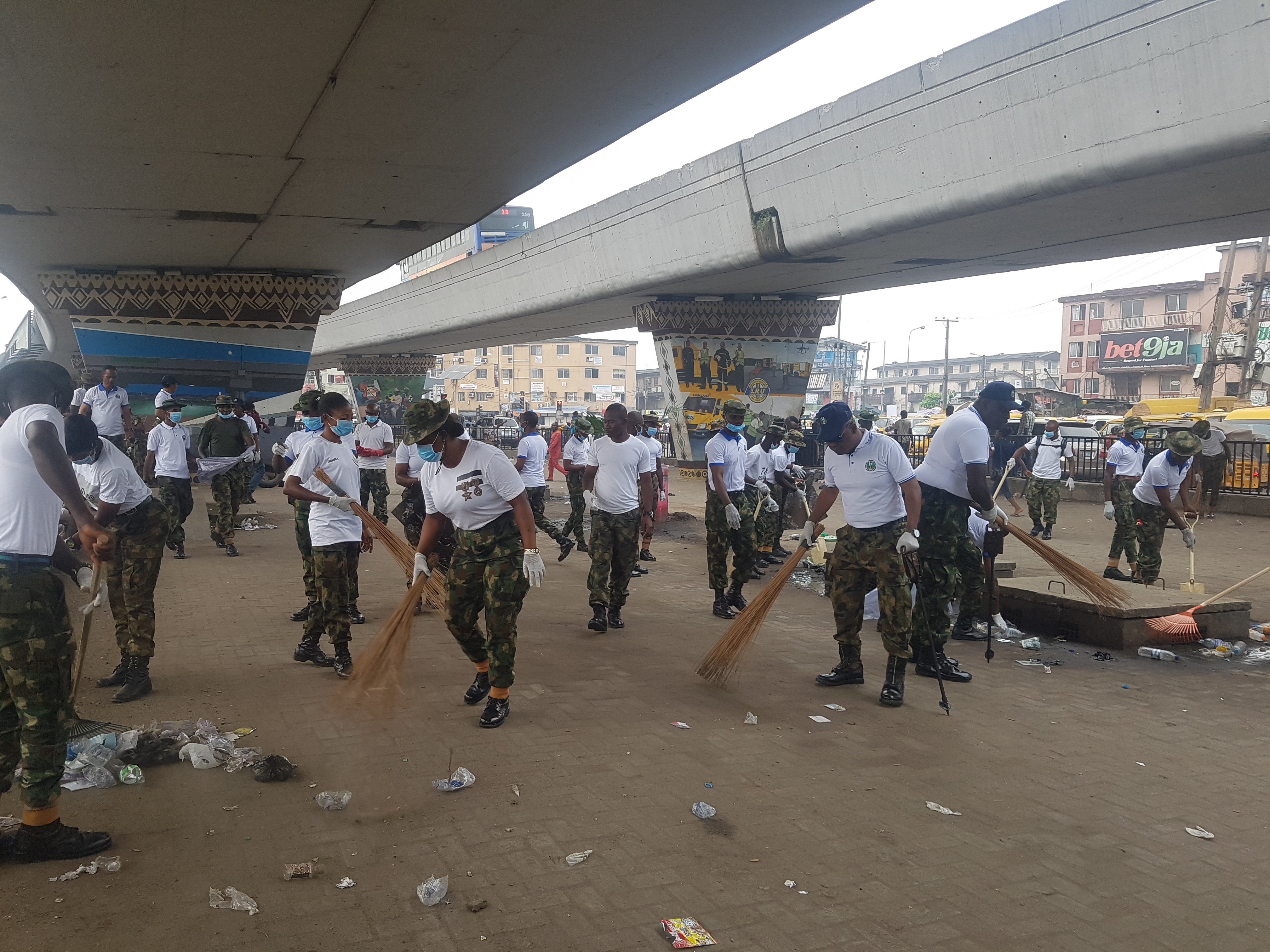Army cleans up gutters in Ojuelegba