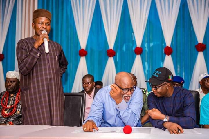 Ade Adetimehin (standing, left), Governor Rotimi Akeredolu (seated, middle)