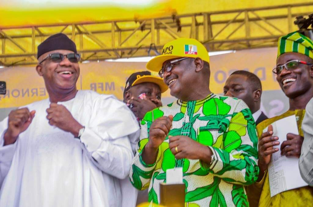 Gboyega Nasir Isiaka (centre) with Ogun State Governor Dapo Abiodun (left)