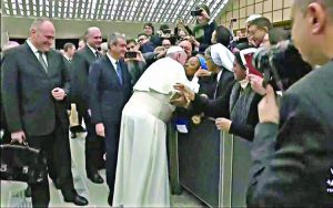 Pope-Francis-kissing-a-Nun
