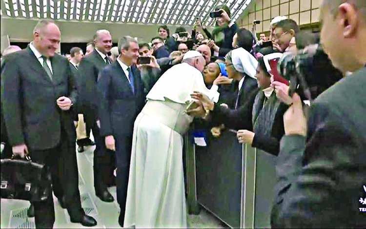 Pope-Francis-kissing-a-Nun