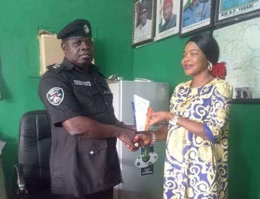 CSP Muktari Bello, the Divisional Police Officer (DPO) Enerhen, Uvwie Local Government Area of Delta state receiving the award from Ms Anita Aluya, the Publisher of Great Destiny Venture City News, an online media platform, in his office