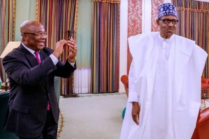 Imo State Governor Hope Uzodinma (l), President Muhammadu Buhari (r)