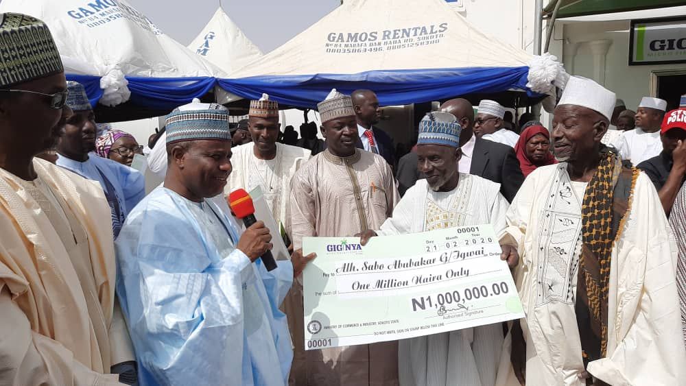 Tambuwal presenting a check to one of the loan beneficiaries