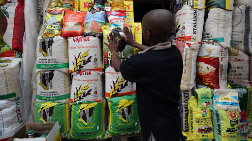 A vendor arranges bags of rice at the Wuse market in Abuja, Nigeria May 15, 2018. REUTERS/Afolabi Sotunde – RC1B6E918430