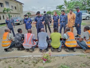 NSCDC-Commandant-in-Cross-River-Mr-Danjuma-Elisha-middle-parading-the-suspects-in-Calabar