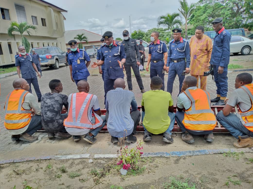 NSCDC-Commandant-in-Cross-River-Mr-Danjuma-Elisha-middle-parading-the-suspects-in-Calabar