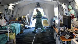 A makeshift emergency ward set up to ease pressure on a hospital in Brescia, northern Italy © Claudio Furlan/LaPresse/AP
