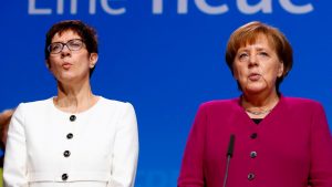 Annegret Kramp-Karrenbauer (l) Angela Merkel (r)
