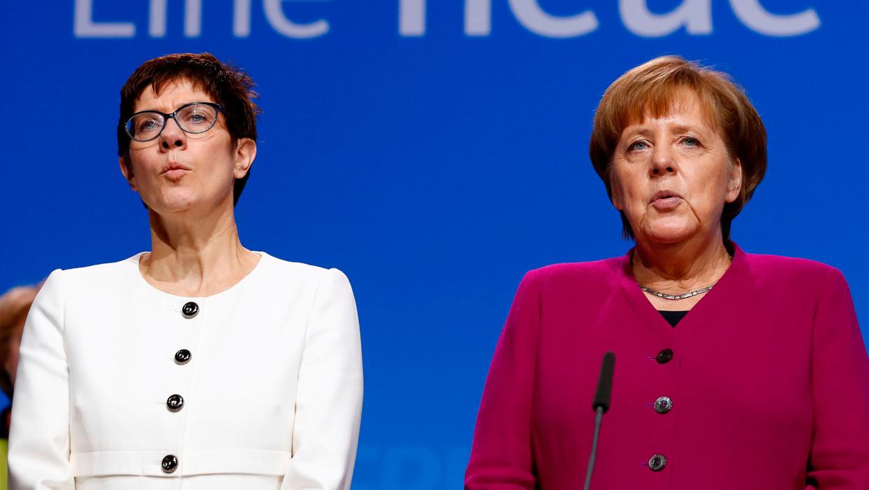 Annegret Kramp-Karrenbauer (l) Angela Merkel (r)