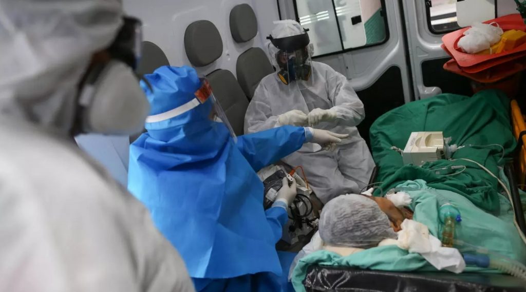 Members of the emergency medical service SAMU transport a patient suspected of being infected with the novel coronavirus COVID-19, to the hospital in Manaus, Brazil, on May 5, 2020. AFP – MICHAEL DANTAS