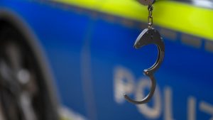 Themenbild Polizei, Polizei, Streifenwagen, Polizist mit Handschellen, Polizist mit Dienstpistole Baden-Württemberg Deu