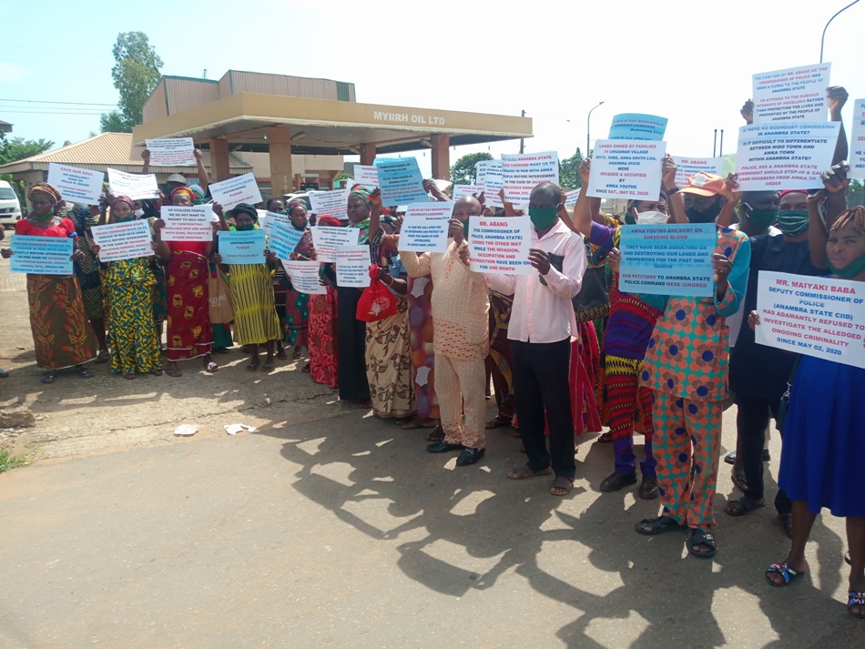 The people of Nibo community protesting the alleged take over of their lands by 3 villages in Awka community