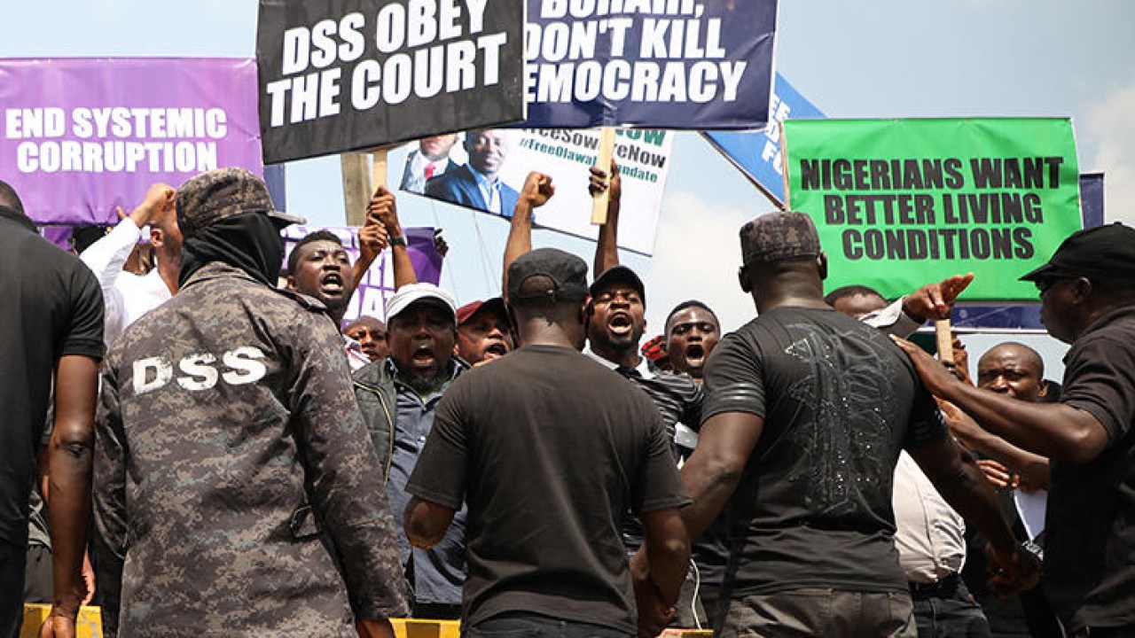Nigerian-security-forces-fire-on-journalists-protesters (1)