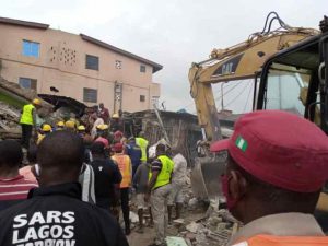 Rescue-efforts-as-building-collapses-in-Lagos