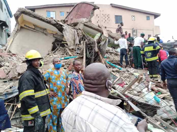 Rescue-workers-at-the-site-of-the-collapsed-building-on-Freeman-Street-Lagos-newsmakerslive.org_