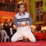 Odumeje-kneels