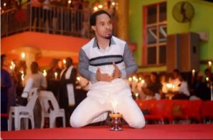 Odumeje-kneels