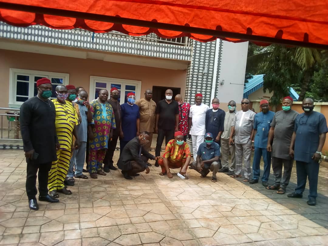 Ugwuerua (m) with the town union leaders (1)