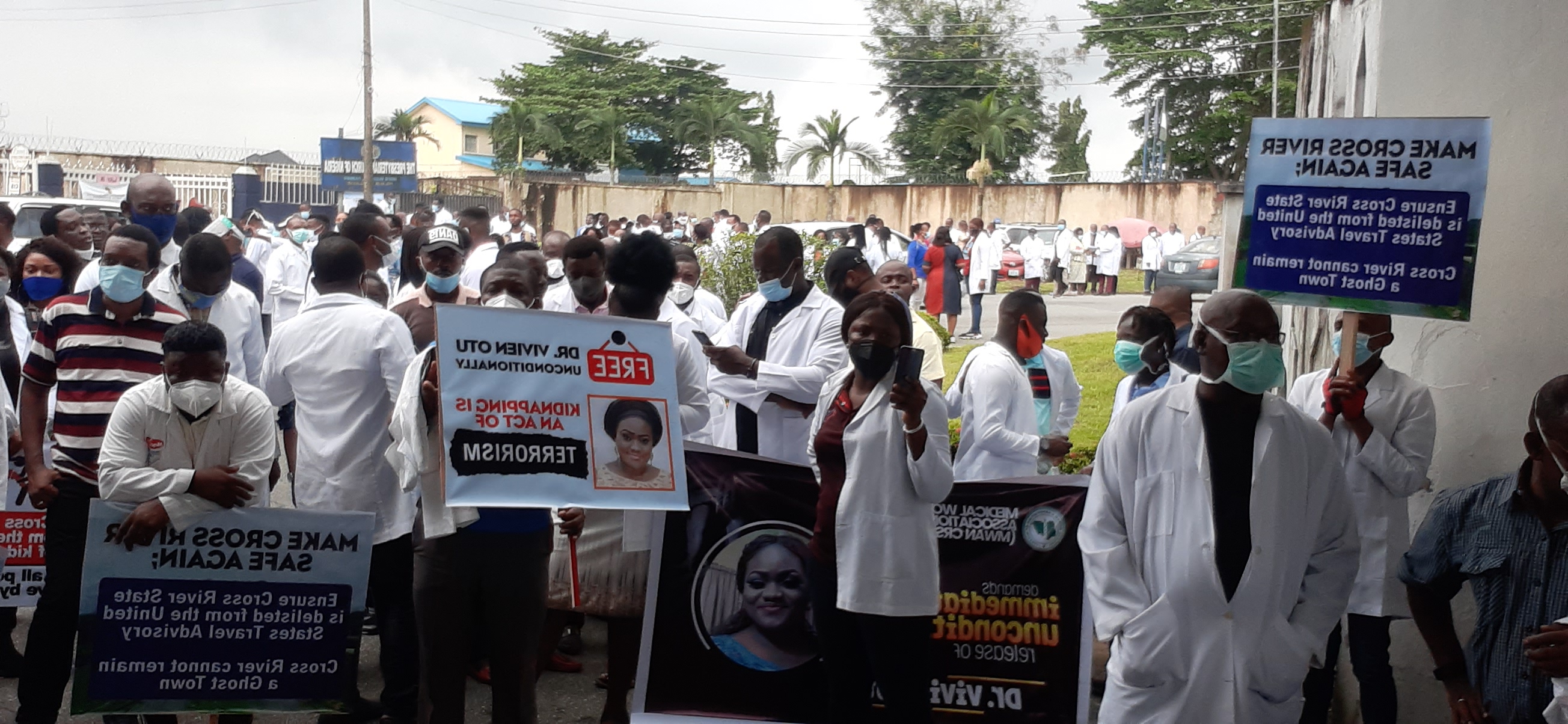 Members of NMA on protest march at Governor’s Office over kidnapnof their colleague in Calabar, CRS