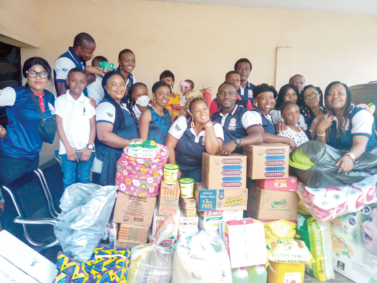 Some members of AIHSOSA’99 during the presentation of the items to the orphanage home