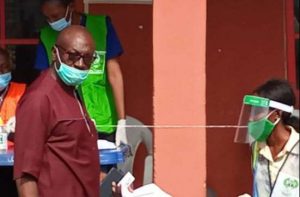 edodecides-apc-candidate-ize-iyamu-cast-his-votes