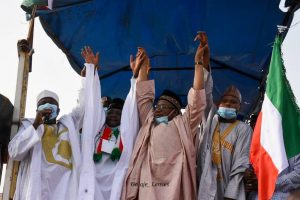 Bauchi Sate Governor Bala Mohammed (C)