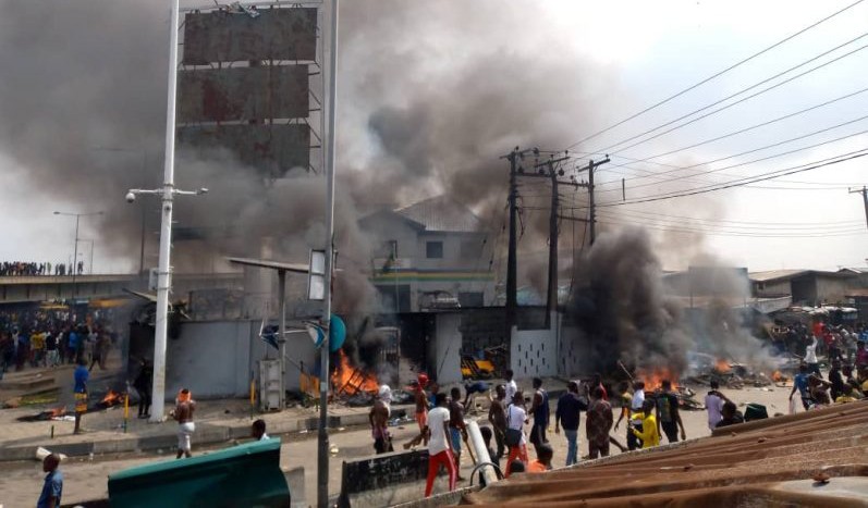 endsars-hoodlums-set-police-station-ablaze-in-orile-lagos-video