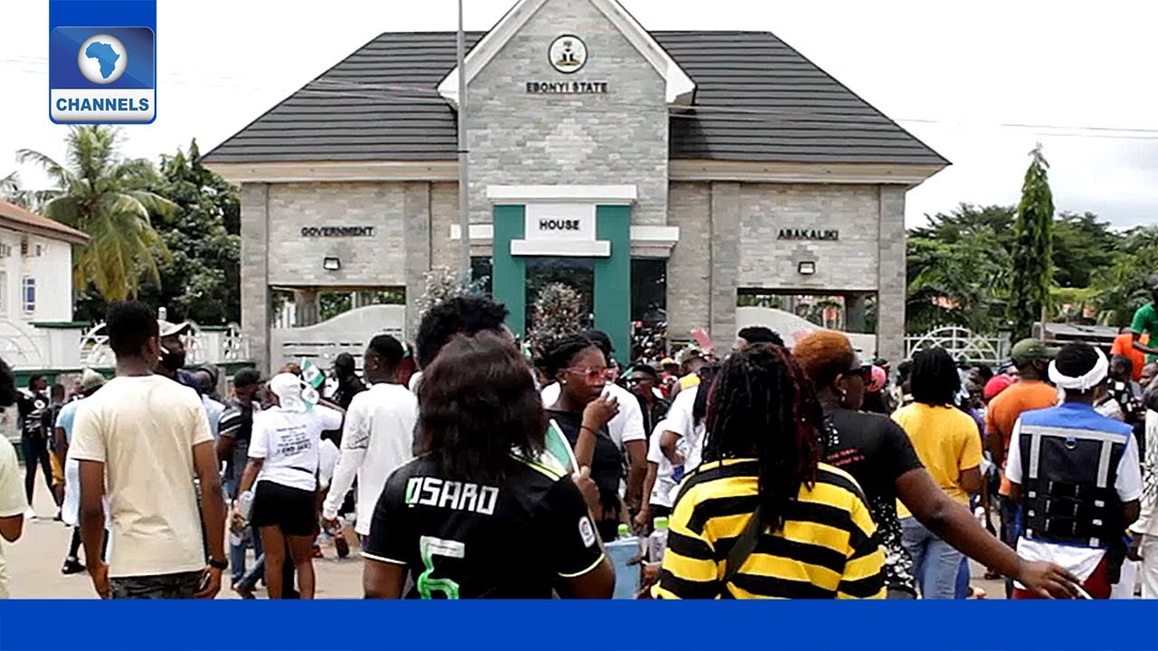 #EndSARS protesters barricade Ebonyi govt house