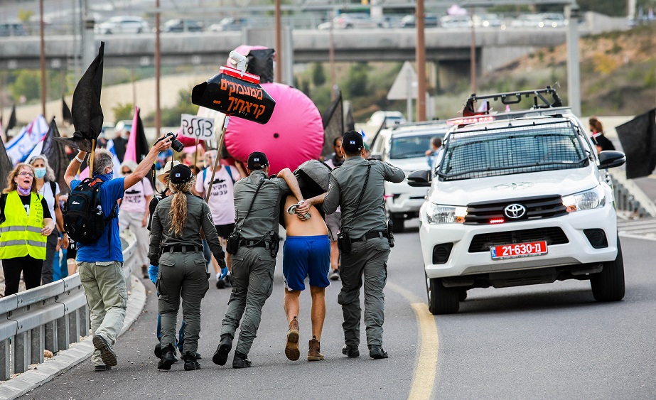 Arrests as anti-Netanyahu rally marches on Tel Aviv-Jerusalem highway