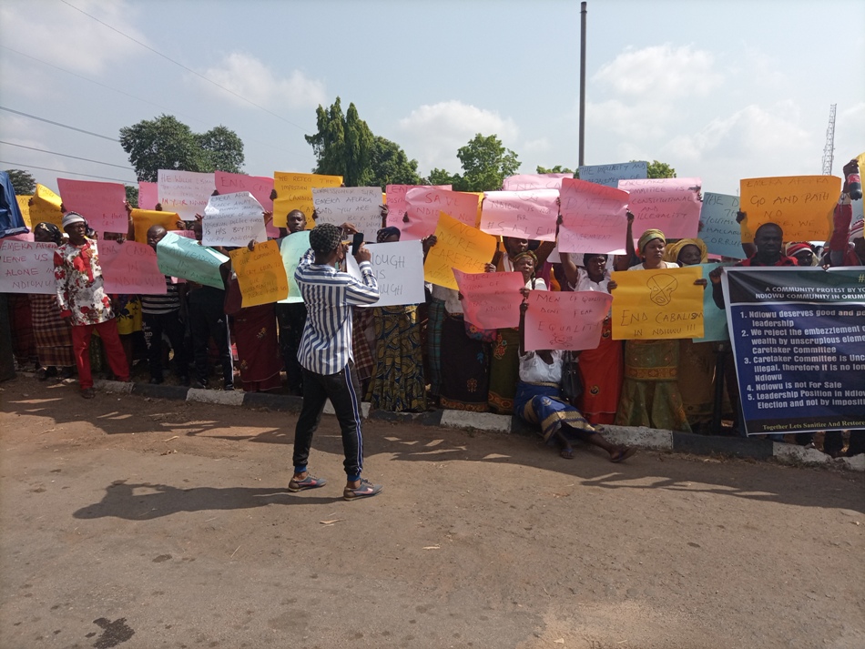 Residents of Ndiowu community, Orumba North LGA protesting alleged leadership imposition on them in front of Government House, Awka
