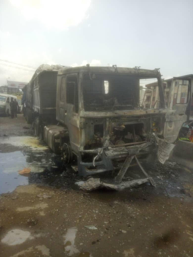 Dangote truck set ablaze for crushing barrow pusher to death in Onitsha
