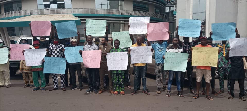 A cross section of the Ogugu community in Awgu protesting at the Enugu State Secretariat