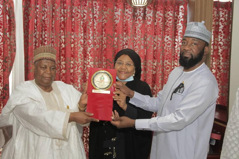 Outgoing MD/CE NDIC Umaru Ibrahim (left) receiving a commemorative plaque from the President of the Alumni Association of the National Institute (AANI) former Inspector General of Police (retd) MD Abubakar (right) alongside the AANI Vice President Hajiya Aisha Dankani (middle) during a special valedictory luncheon organised by the Alumni Association of the National Institute in honour of the MD/CE NDIC in Abuja
