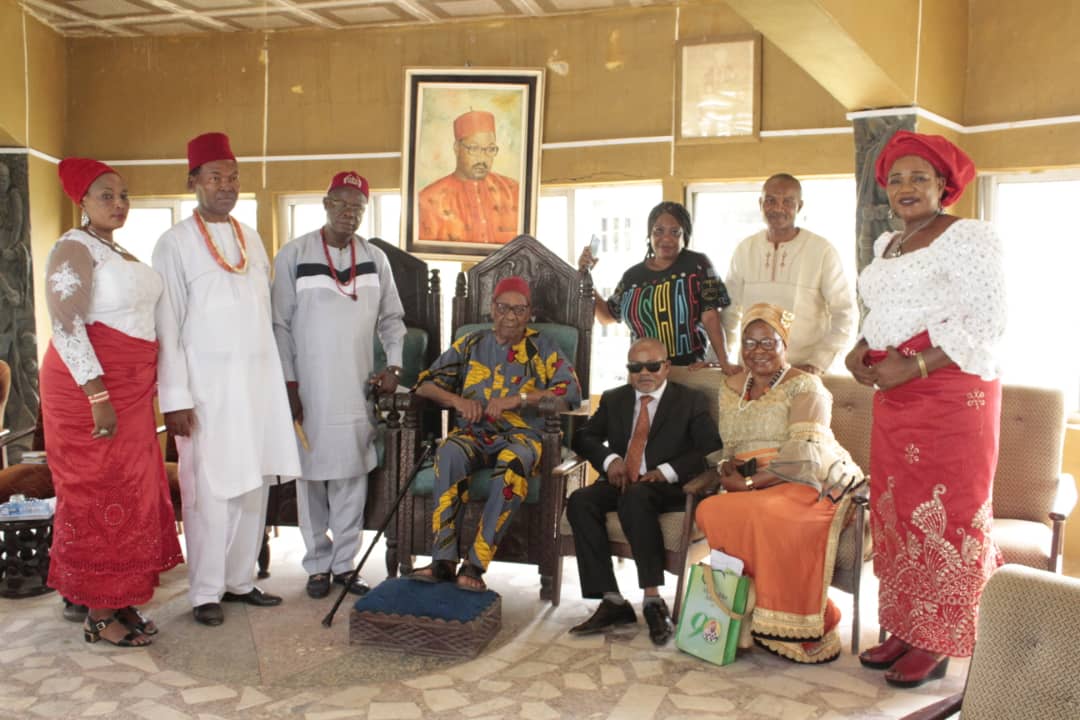 Chief Mbazulike Amaechi with NIROH team led by its president-general, Dr. Paul Okoye, during their courtesy call on Amaechi