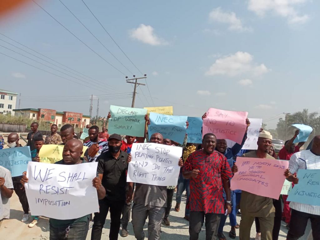 Protesting youths barricade entrance to INEC offices in Imo