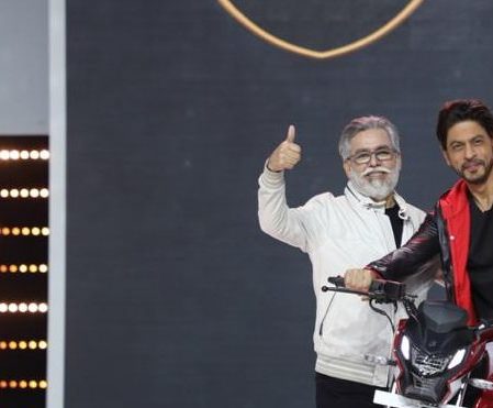 Dr. Munjal {left} presenting one of the Hero motorccycle celebration models at the event