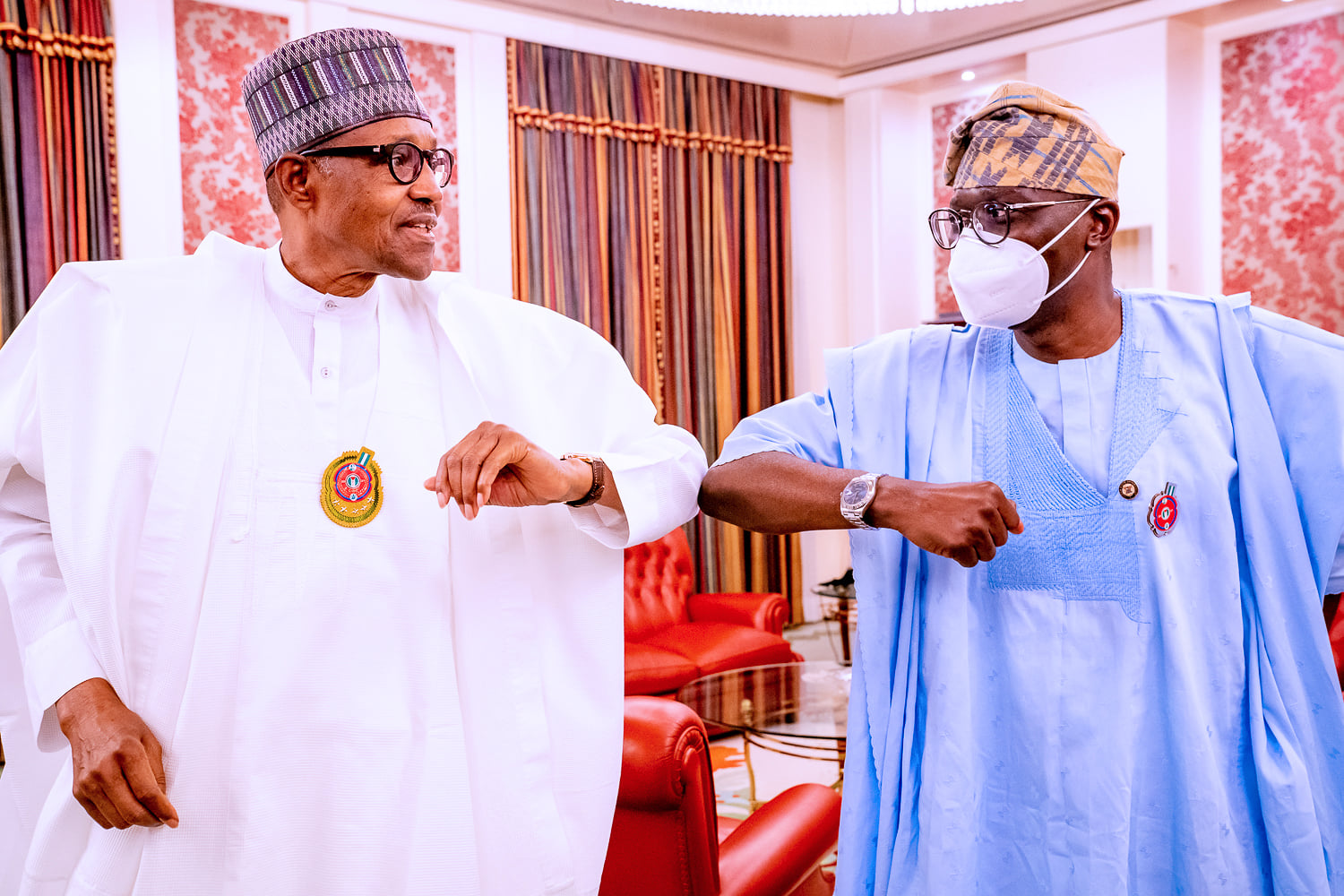 President Muhammadu Buhari (l), Lagos Governor Babajide Sanwo-Olu (r)