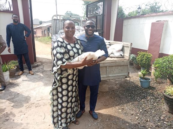 Chibueze Ezenagu handing over the bags of rice to the Chairperson of Umuogbu Women, Mrs Ngozi Ozoemene