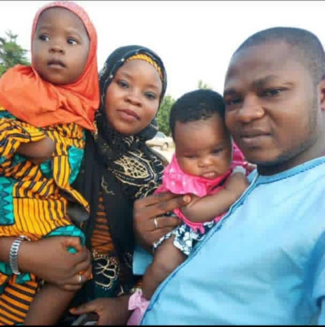 Late Muftau Waliu Olayemi with wife and daughters